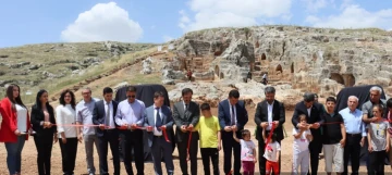 Adıyaman'da 2100 Yıllık Tokalaşma Anıtı Restorasyon Sonrası Sergilenmeye Başladı