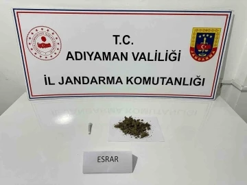 Adıyaman'da Araçta Uyuşturucu Baskını: 80 Gram Esrar Ele Geçirildi