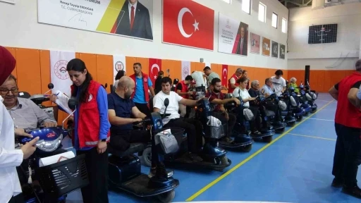   Depremzede Engellilere 41 Akülü Sandalye Teslim Edildi