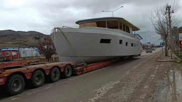 Adıyaman'da Dev Tekne Trafik Çilesine Neden Oldu