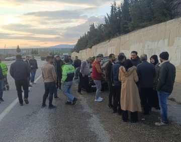 Adıyaman'da Kontrolden Çıkan Otomobil İstinat Duvarına Çarptı