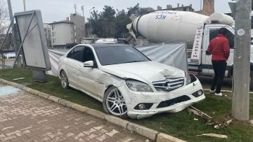 Adıyaman'da Kontrolden Çıkan Otomobil Refüje Çarptı: Bir Yaralı