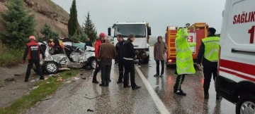 Adıyaman'da Otomobil ile Kamyonun Çarpışması: 2 Kişi Hayatını Kaybetti