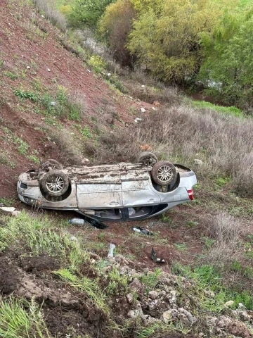 Adıyaman'da Şarampole Yuvarlanan Otomobil: 2 Kişi Yaralandı