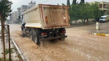 Adıyaman’da Şiddetli Yağmur Sonrası Sokaklar Göle Döndü