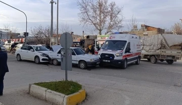 Adıyaman'da Trafik Kazası: İki Otomobil ve Bir Ambulans Çarpıştı