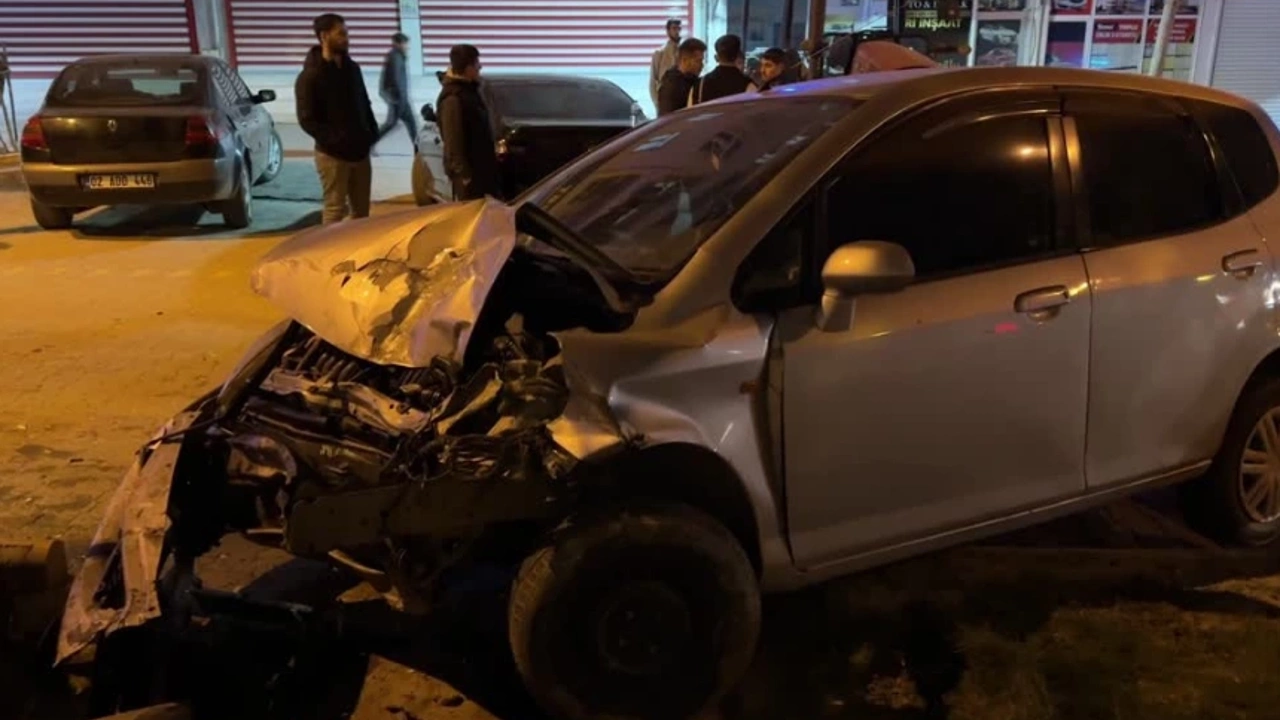 Adıyaman'da Üç Otomobilin Karıştığı Kaza: 3 Yaralı