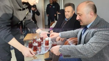 Adıyaman'da Yeni Bir Başlangıç: Depremzede Aile, Vali ile İlk Çayı Paylaştı