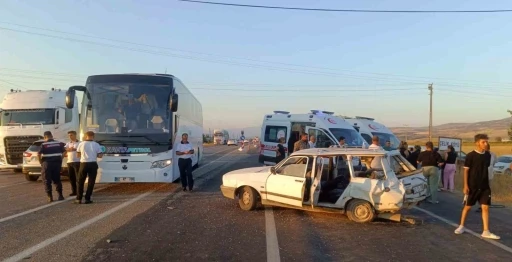Adıyaman Gölbaşı’nda Otobüs ile Otomobil Çarpıştı: 5 Kişi Yaralandı