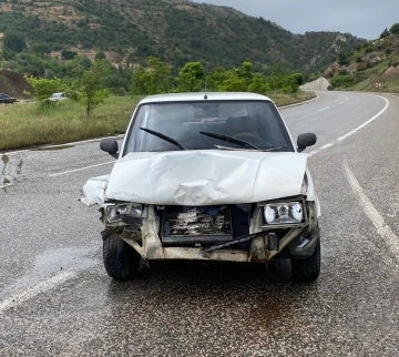 Adıyaman Gölbaşı'nda Trafik Kazası: İki Otomobil Çarpıştı, 2 Yaralı