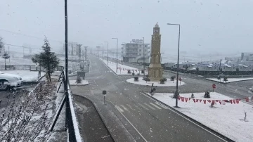 Adıyaman'ın Sincik İlçesinde Bahar Sürprizi: Kar Yağışı