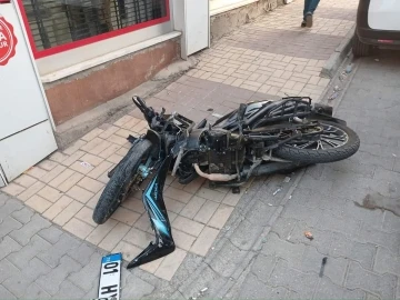 Adıyaman Kahta'da Motosiklet ve Otomobil Çarpıştı: İki Yaralı