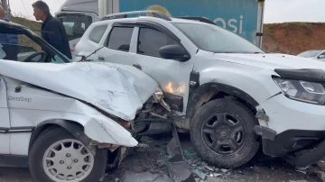 Adıyaman Kahta'da Trafik Kazası: İki Sürücü Yaralandı