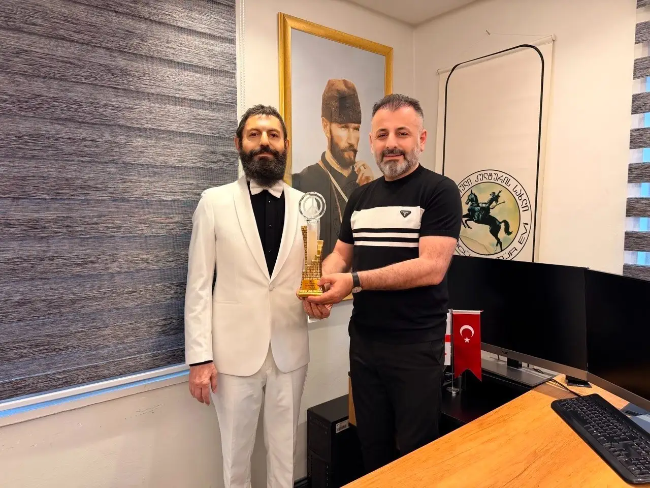 Akif Manaf&rsquo;a &ldquo;Sanat ve Barış &Ouml;d&uuml;l&uuml;&rdquo; Verildi: Barış Mesajı Dikkat &Ccedil;ekti