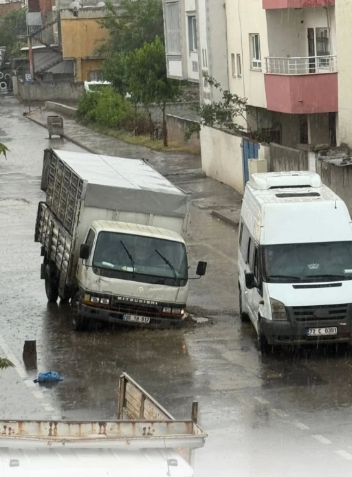 Altyapı Skandalı: Yol Çöktü, Kamyonet Çukura Düştü!