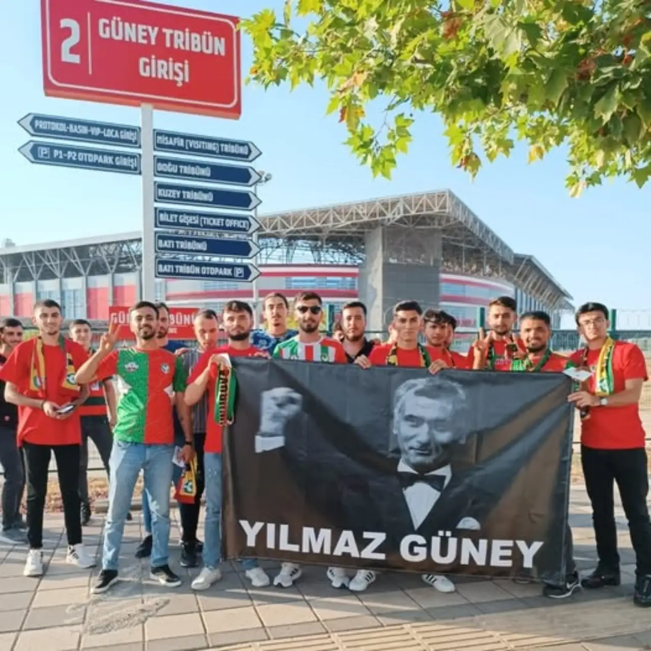 Amedspor Taraftarları, Efsane Yönetmen Yılmaz Güney'i Anarak Tarihe Saygı Duruşu
