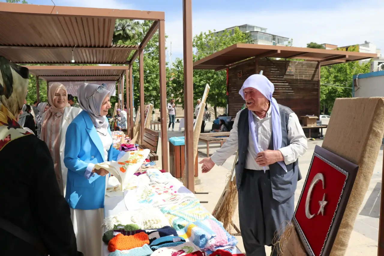 Anneler Günü Kermesinde Yöresel Lezzetler ve El İşleri Vitrinde