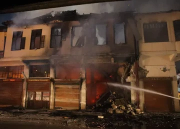 Antakya'da Metruk Binada Çıkan Yangın Kontrol Altına Alındı