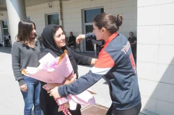 Avrupa Boks Şampiyonası'nda Üçüncü Olan Pınar Benek, Şırnak'ta Kahramanlar Gibi Karşılandı