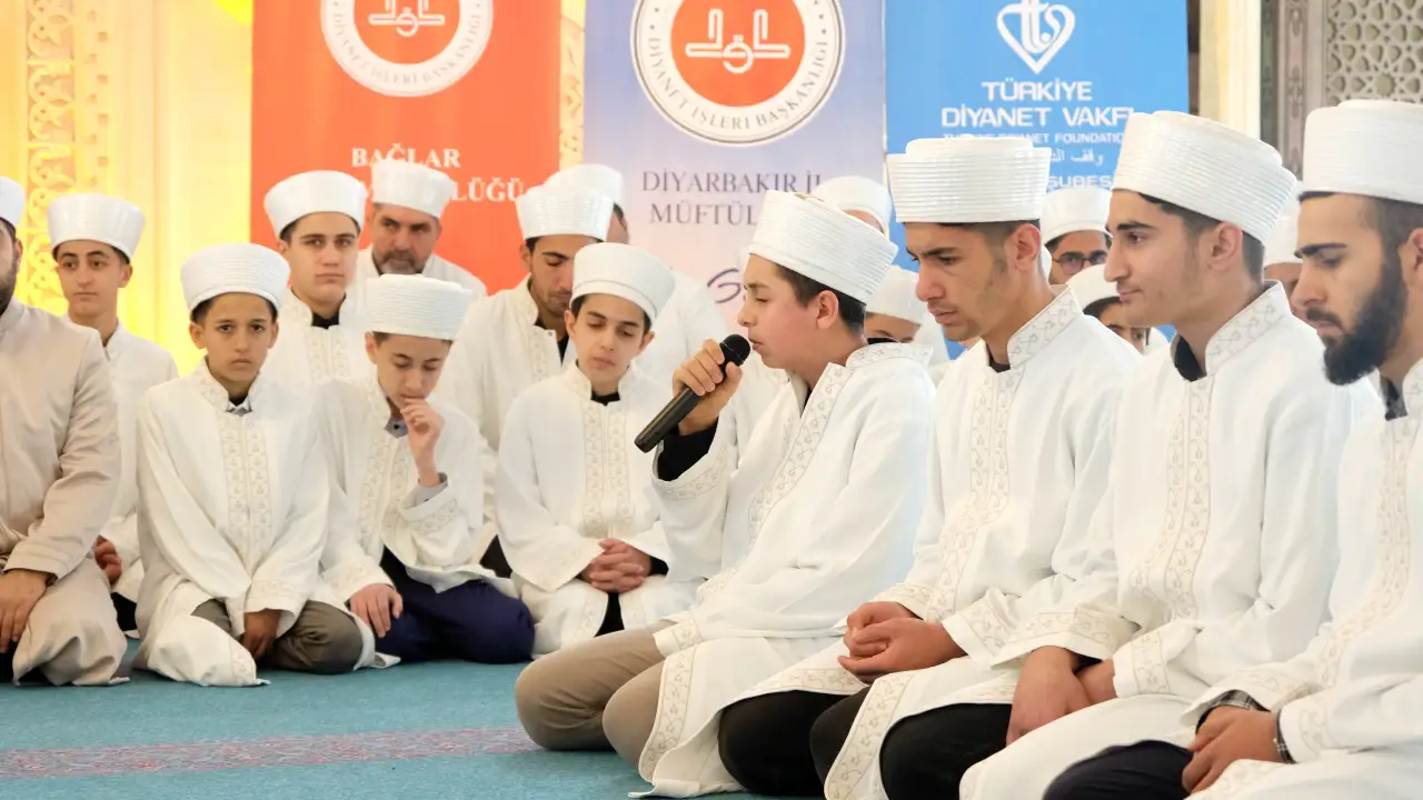 Bağlar&rsquo;da Kur'an Sadaları: 74 Gen&ccedil; Hafız İcazet Heyecanıyla Ta&ccedil;landı