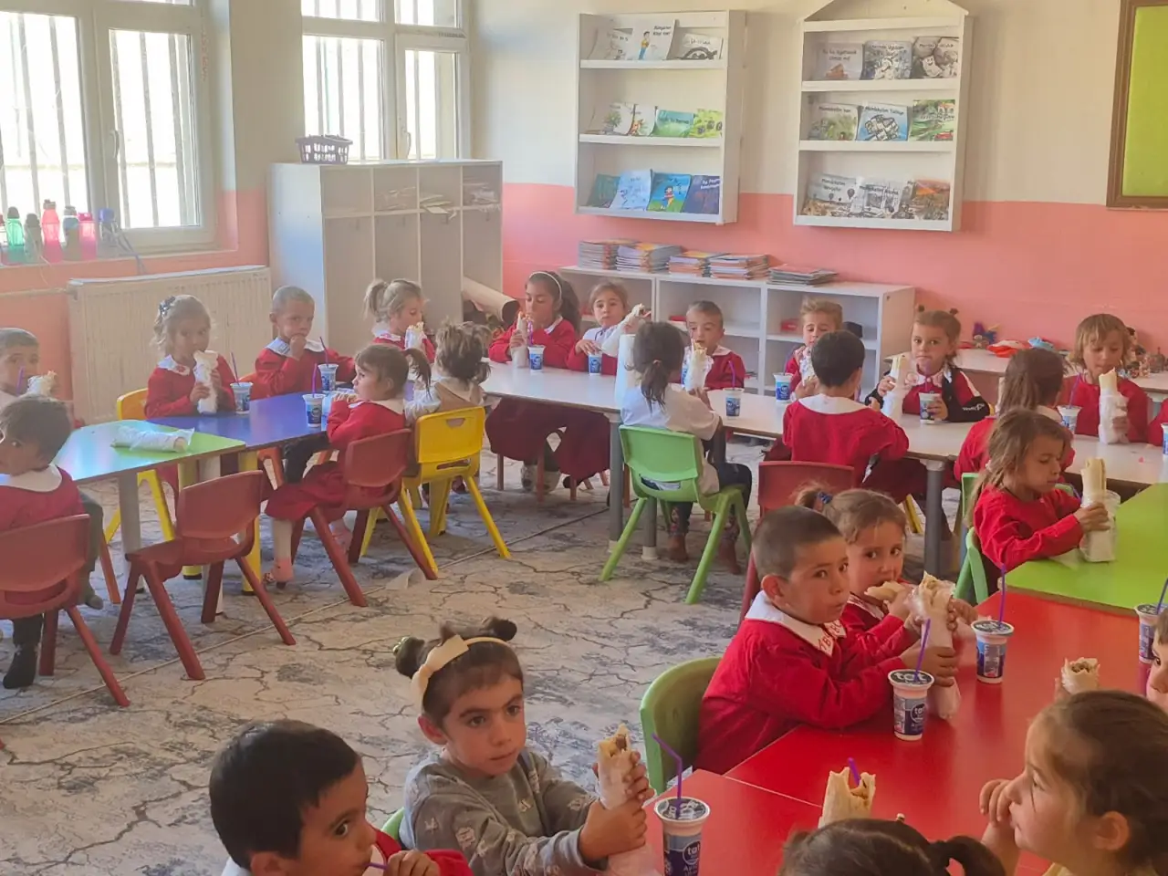 Başıbüyük Uluslararası Yardım Kuruluşundan Siverekli Miniklere Kırtasiye ve Oyuncak Desteği