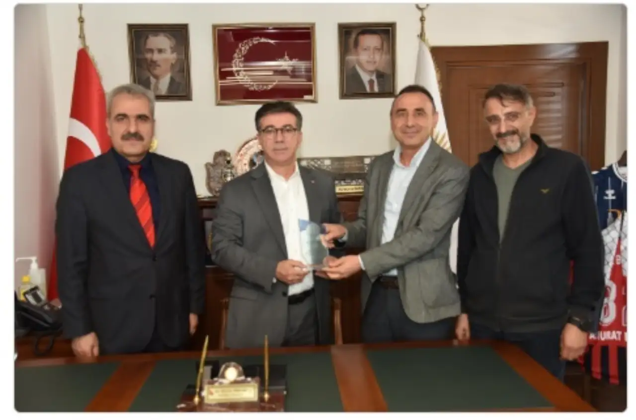 Başkan Bucak'a Anlamlı Plaket 