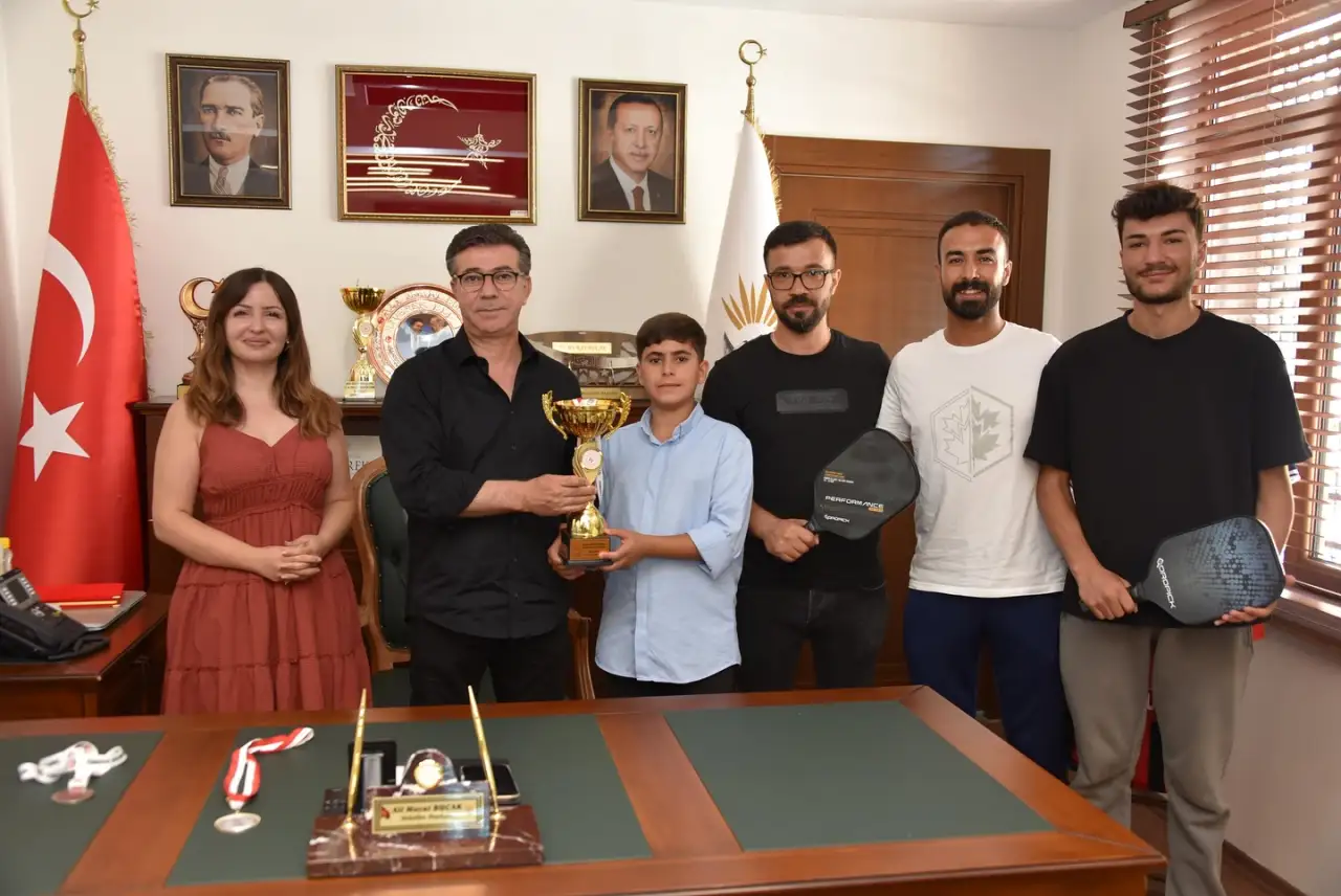 Başkan Bucak, Pickleball Turnuvasında Başarı Elde Eden Sporcuları Ağırladı