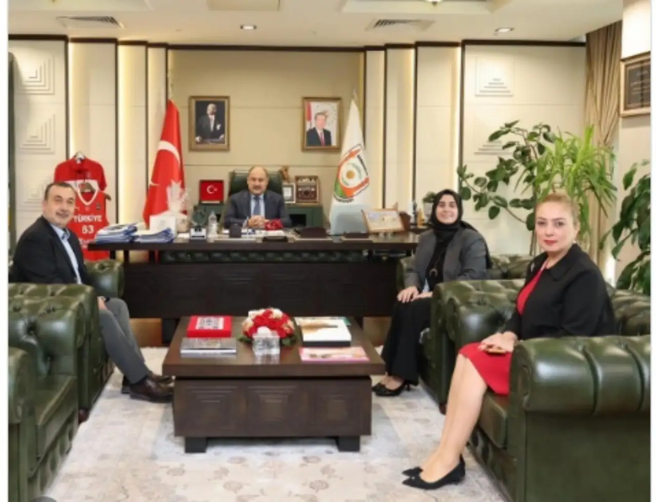 Başkan G&uuml;lpınar&rsquo;dan "Yılın &Ouml;ğretmeni" Ayşeg&uuml;l İlimkent&rsquo;e Anlamlı Kabul!