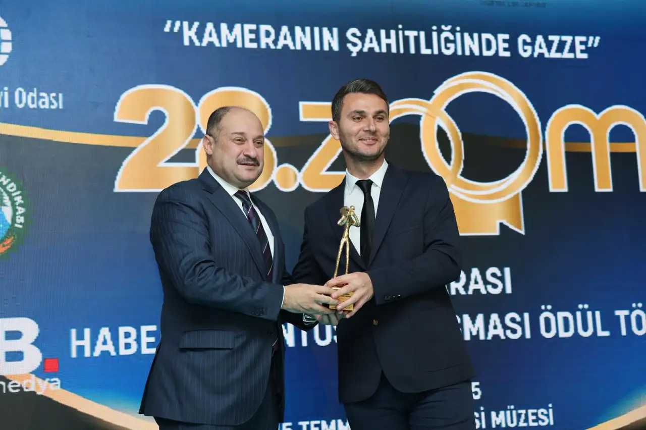 Başkan Mehmet Kasım Gülpınar’a “Yılın En Şeffaf Belediye Başkanı” Ödülü