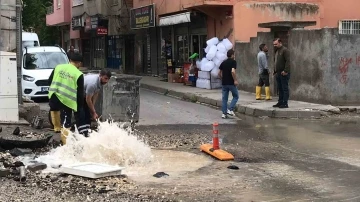 Batman'da Drenaj Açmaya Çalışırken Su Borusu Patlatıldı