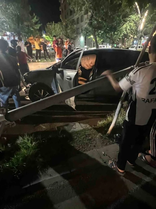 Batman’da Trafik Kazası: Otomobil Aydınlatma Direğine Çarptı