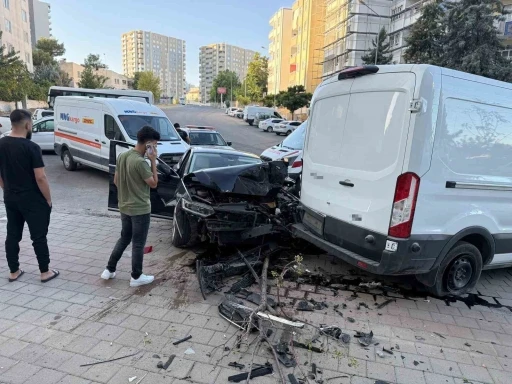 Batman Kent Merkezinde Otomobil ile Minibüs Çarpıştı: 1 Kişi Yaralandı