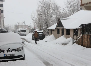 Bingöl Karlıova'da Kar Yağışı: İlçe Beyaza Büründü