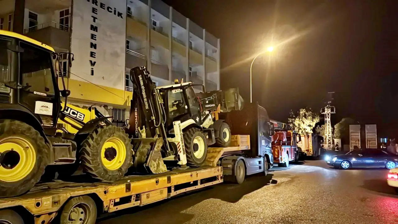 Birecik&rsquo;te Doğa Alarmı B&uuml;y&uuml;kşehir 256 Personel ve Dev Filo İle Yaraları Sarıyor
