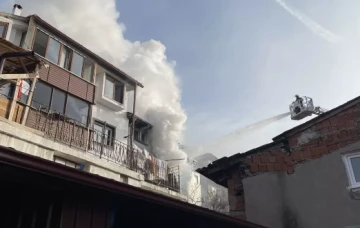 Bolu'da Çıkan Yangında 3 Ahşap Ev Kullanılamaz Hale Geldi