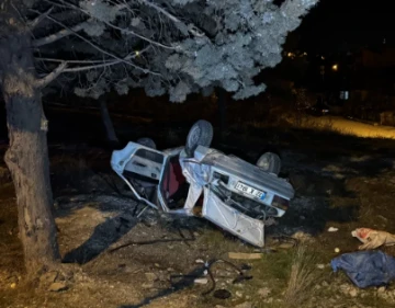 Burdur'da Şarampole Devrilen Otomobilde 3 Kişi Yaralandı