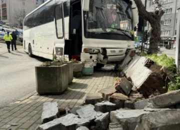 Bursa'da Freni Arızalanan Otobüs Kaza Yaptı: Bir Araç ve Demir Korkuluklara Çarptı