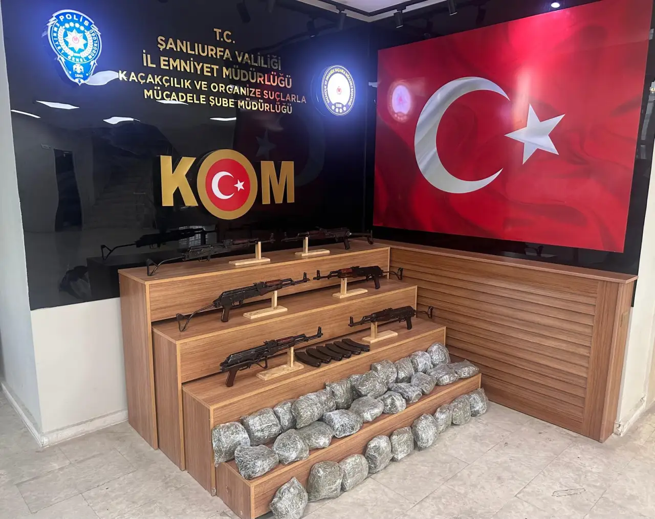 Cephanelik Gibi Evden Kalaşnikoflar ve Kilolarca Uyuşturucu &Ccedil;ıktı