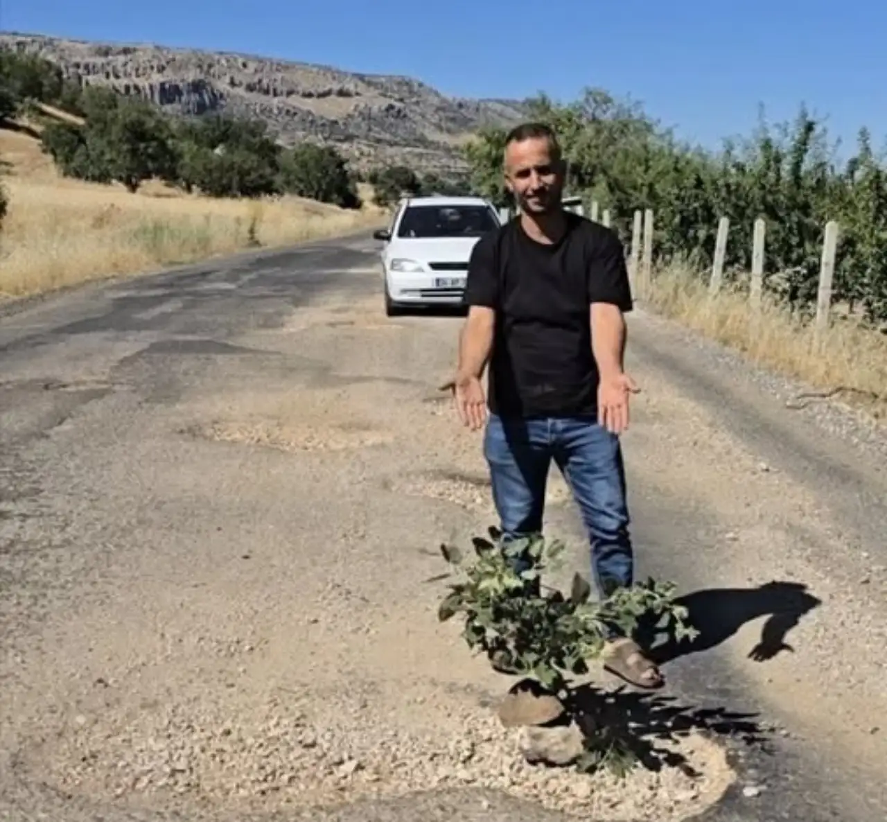 &Ccedil;ermik&rsquo;te Yol Tepkisi: &Ccedil;ukurlara Ağa&ccedil; Dikerek Yetkililere Seslendiler