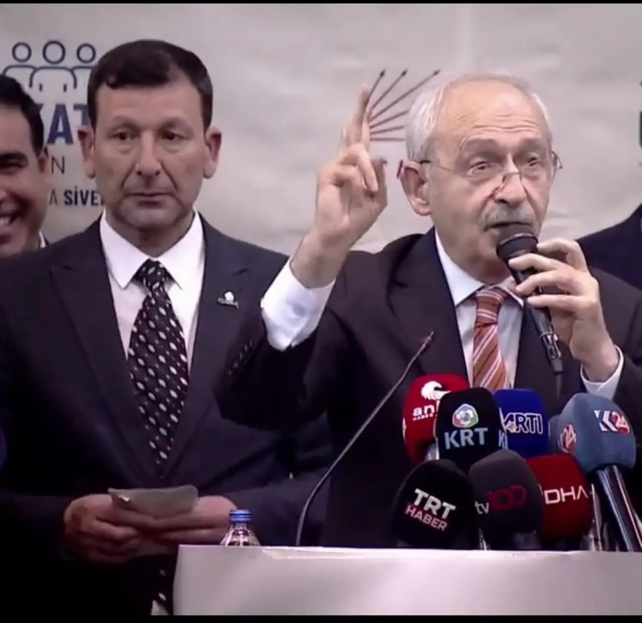  CHP Siverek Teşkilatında Deprem Gibi İstifa: Fahri Akg&uuml;n ve 250 Kişilik Grup Partiden Ayrıldı