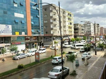 Cizre'de Ani Sağanak Yağış Hayatı Olumsuz Etkiledi