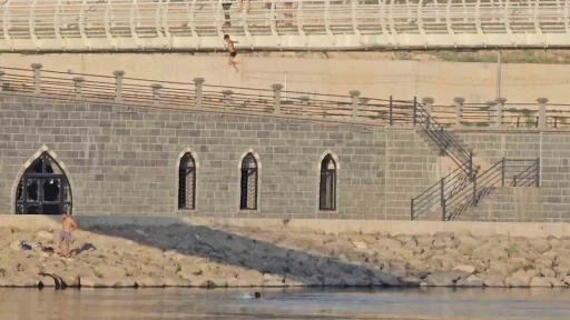 Çocuklar Tehlikeye Aldırış Etmedi, Metrelerce Yükseklikten Suya Atladı