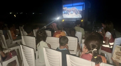 Çölün Ortasında Çocuklara Sinema Keyfi