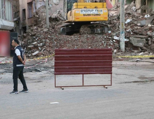 Deprem Hasarlı Yapıların Yıkımı Sürüyor