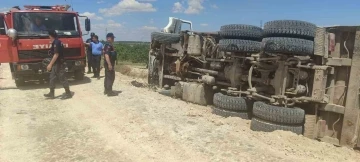 Devrilen Kamyonun Sürücüsü Ağır Yaralandı