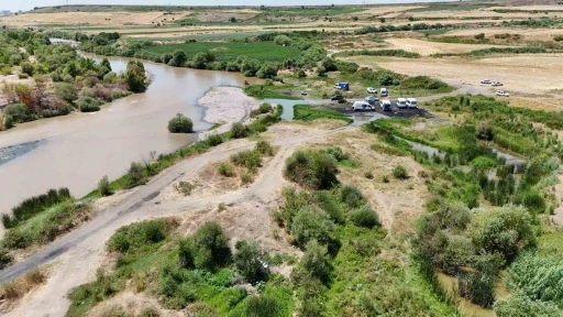 Dicle Nehri'nde Kardeşini Kurtarmak İsterken Kaybolan Genci Arama Çalışmaları Havadan Görüntülendi