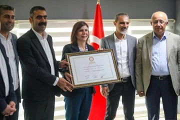 Diyarbakır Büyükşehir Belediye Başkanı Serra Bucak Küçük Mazbatasını Aldı
