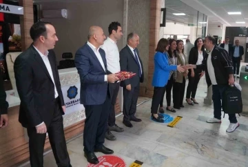 Diyarbakır Büyükşehir Belediye Başkanı Serra Bucak, Personeli Karşıladı