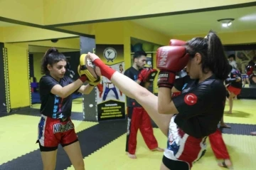 Diyarbakır'da Aileleriyle Birlikte Kick Boks Şampiyonluğuna Yürüyorlar: Dünya Kupası ve Türkiye Şampiyonası Hedefte