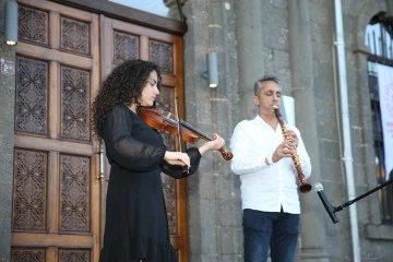 Diyarbakır'da Baba-Kızın Müzik Dinletisi: Keman ve Klarnetin Büyüleyici Uyumu